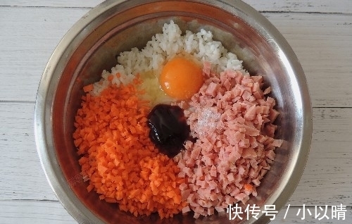 丸子|剩米饭新做法,既是早餐,也是零食,上桌就被抢光,比蛋炒饭好吃