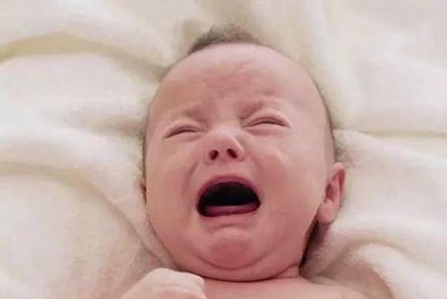医生|1岁的宝宝一直在哭,医生检查没有结果,宝妈打开襁褓中的衣服,全家都在哭