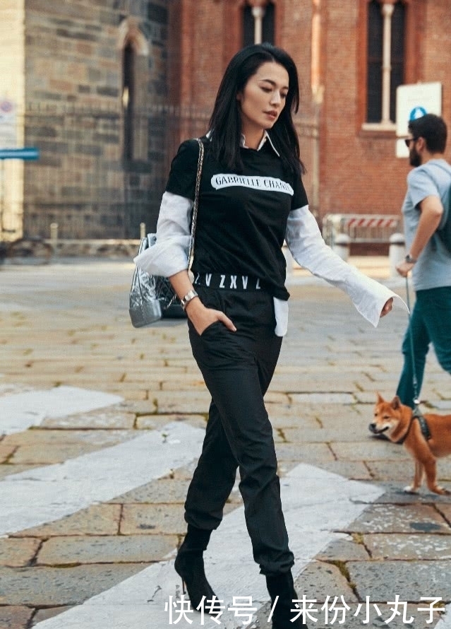 姚晨穿白裙真优雅,但看到一双丝瓜腿,