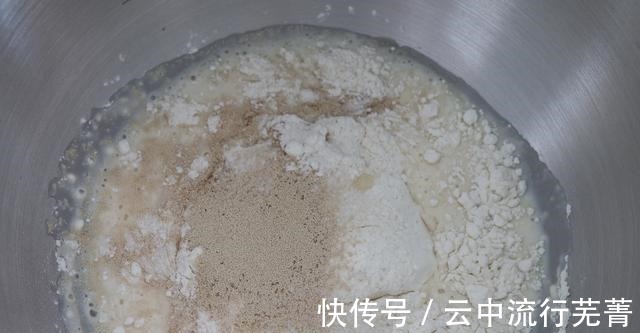 原来雪芙面包那么好吃，外酥内软，做法也很简单，在家就能自制！