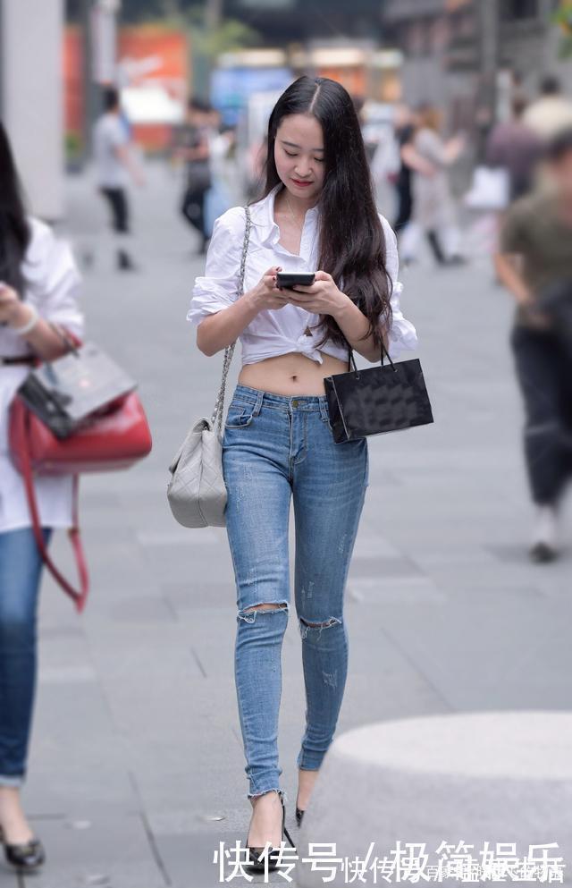 裤型|白衬衣这样穿，清新个性又减龄，搭配牛仔裤让造型更显休闲靓丽