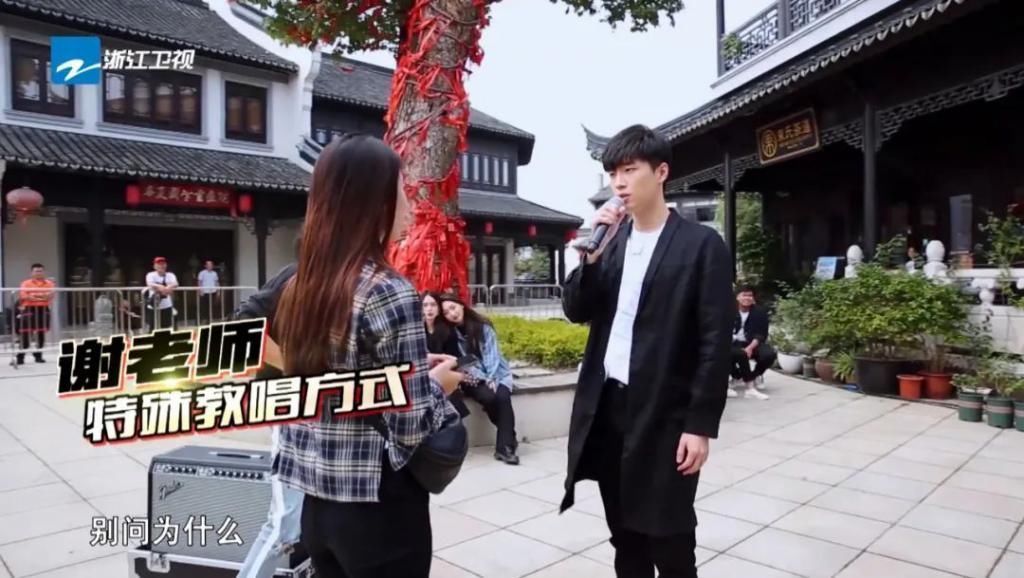 老外将巨大弹力球从大坝扔了下去,毫发无伤,网友:球的质量真好!