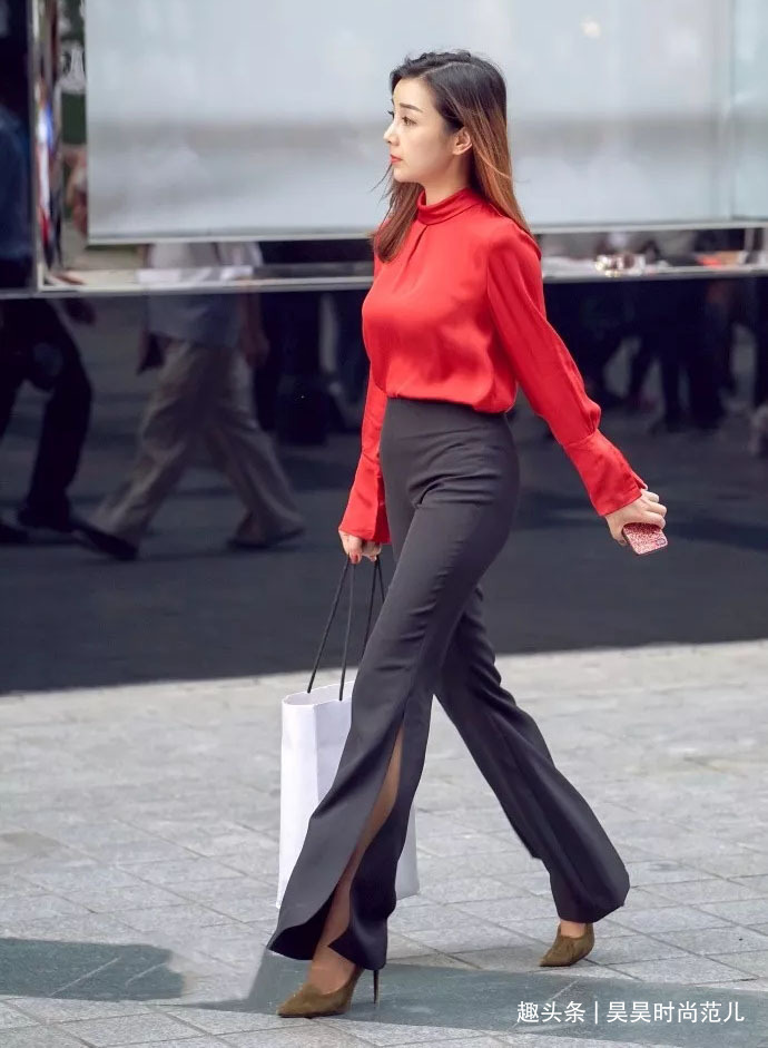 气质女生的初秋穿搭,开衩阔腿裤+红色衬衫搭配,造型优雅大方