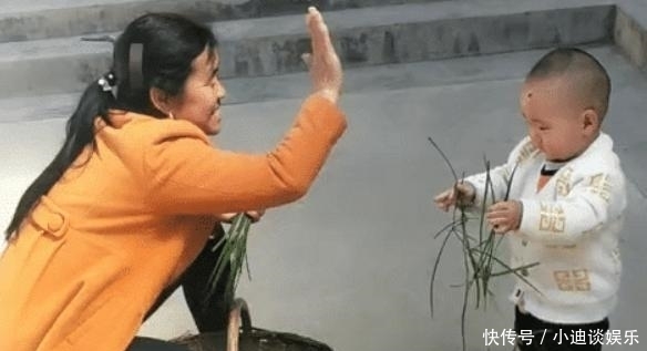 孩子|“会干的不干,不会干的抢着干!”2岁娃“帮倒忙”能力一流?