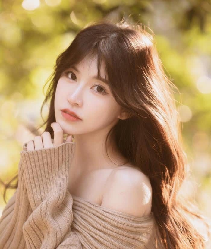 姐姐 清新美女: 姐姐温柔性感的气质也太棒了 皮肤真的白到发光