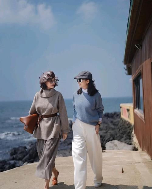 这对“神仙母女”初春穿搭太美，50岁妈妈照着穿，气质优雅更时髦