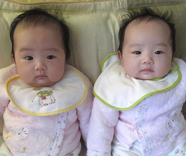 一起长大|宝妈同时生下两个孩子，医生却称不是双胞胎，宝爸瞬间“黑脸”