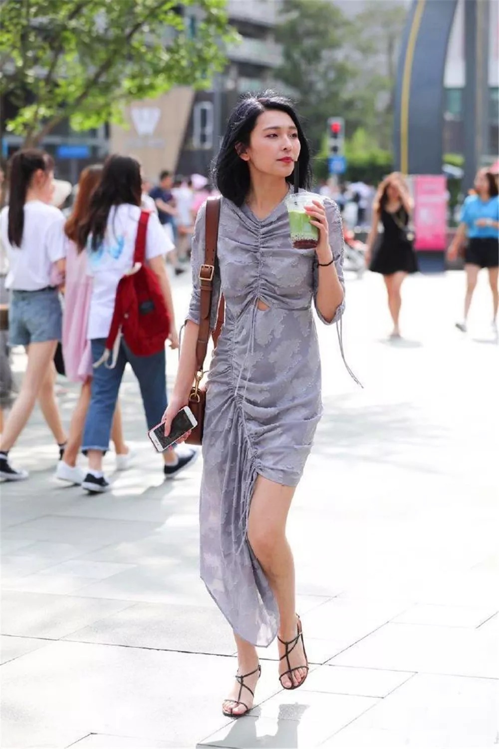 充满|街拍时尚:小女生穿上高跟鞋,让自己显得成熟,又充满着魅力