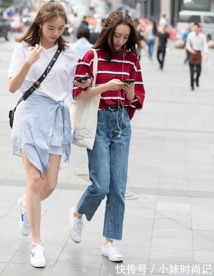 格子|街拍,一字肩格子衬衫搭配毛边牛仔裤,时髦又有女人味!