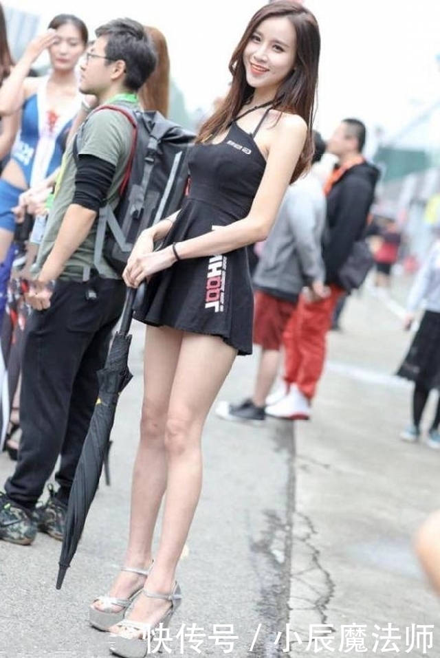 牛仔热裤|路人街拍,靓女白色上衣搭配牛仔热裤,整个人看起来高挑迷人