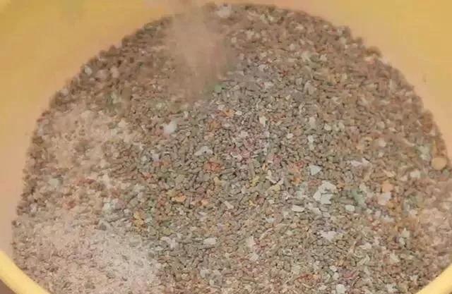 经典野钓鲫鱼商品饵料配方,下竿就中鱼,简单粗暴!