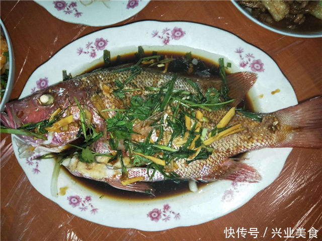 休假在家,媳妇下厨做大餐犒劳,晒朋友圈,邻居要带酒过来蹭饭!