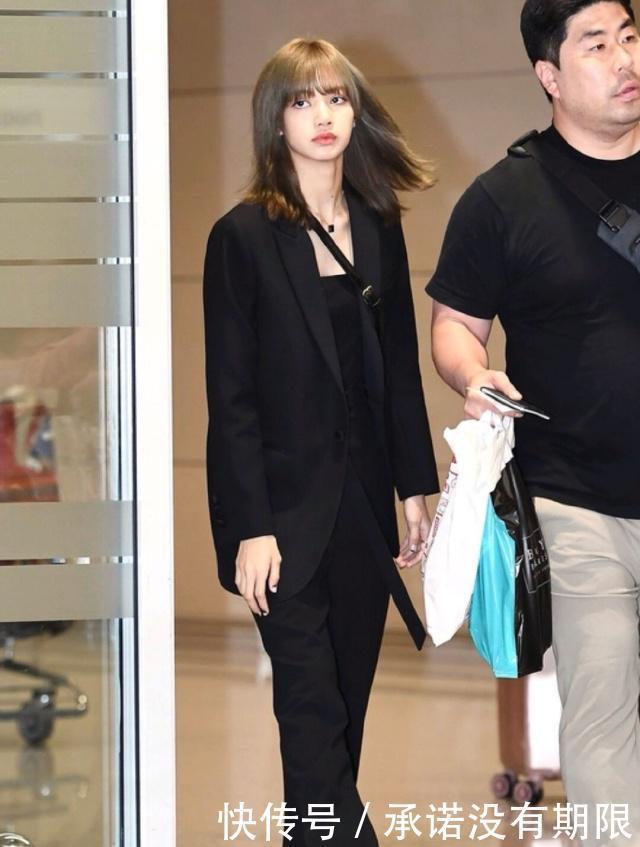 穿着黑色|lisa遭遇时尚大佬,穿黑西服变五五分,竟然火爆全场