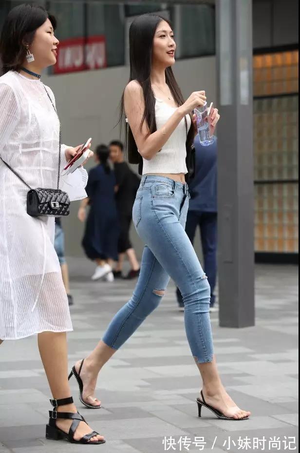 牛仔裤 街拍路人,自裁七分牛仔裤穿搭参考,旧款也可以变得时尚潮流