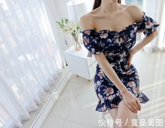 时尚搭配|女神孙允珠的时尚搭配：菖蒲青蓝琉璃水韵碎花鱼尾裙