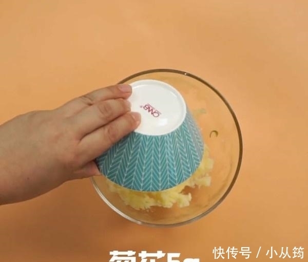 中筋面粉|土豆饼这样做,外香内软,咬一口香嫩可口,儿子隔三差五就要吃!