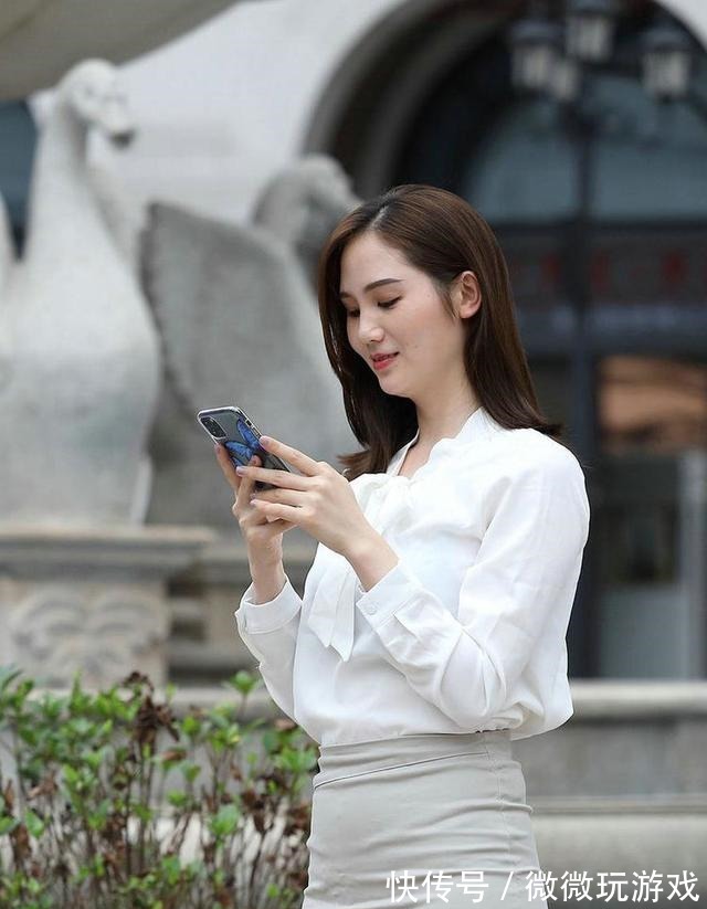 搭配 白色真丝衬衫,搭配灰色包臀裙,更加清新唯美,高级感十足!