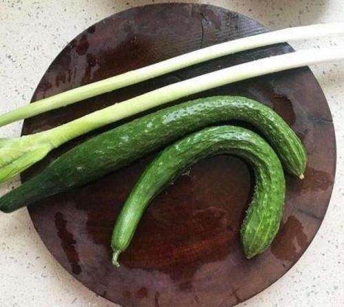 买黄瓜时,直的好还是弯的好?教你3个小技巧,黄瓜鲜嫩又好吃!