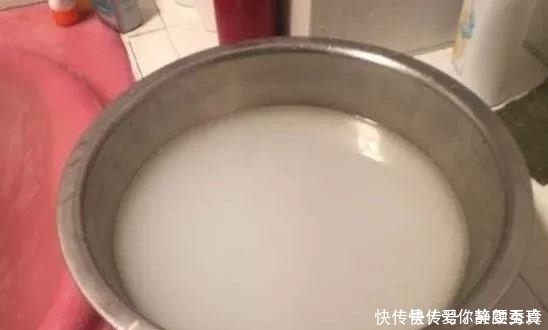 搅拌均匀|晚上洗脸后,建议大家擦点它在脸上,坚持数天,皮肤白白嫩又滑