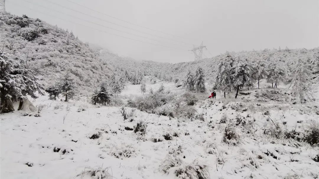 泥巴山解锁“雪景模式”！游客直呼过瘾！