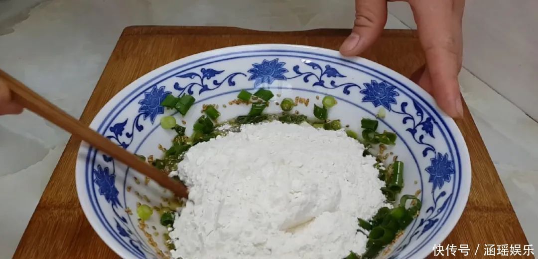 早餐别吃包子了,面粉中加2个鸡蛋,不蒸馒头不烙饼,出锅太香了