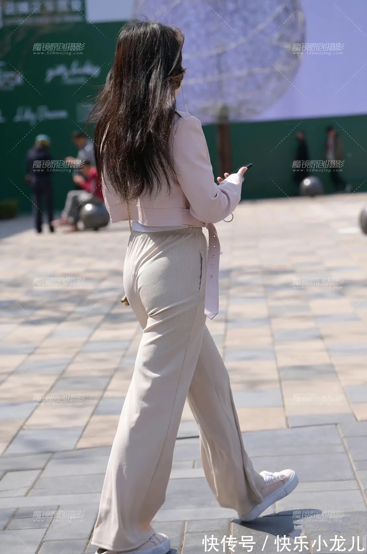 系带 白色T恤外搭粉色小风衣，搭配系带直筒裤，时髦帅气又舒适修身