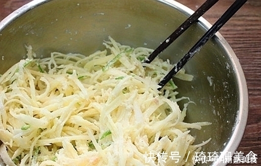 家人|香辣补钙的早餐饼,营养好吃,家人隔三差五就喊馋,一盘瞬间吃光