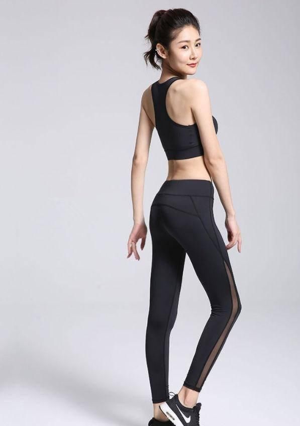 街拍漂亮唯美的紧身打底裤小姐姐,穿出甜美减龄气质