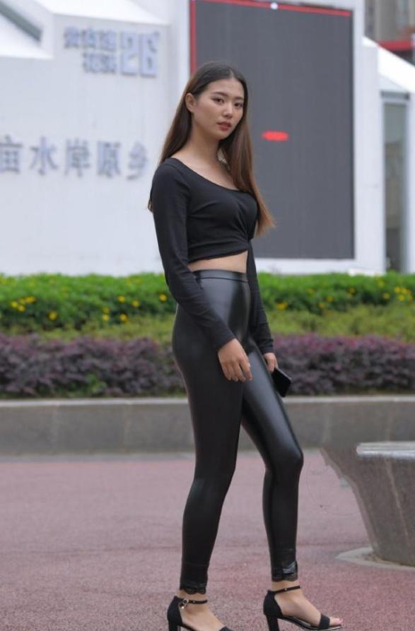 曲线美|街拍图八性感小姐姐,蓝色短袖搭黑色短裤,凸显窈窕高雅曲线美