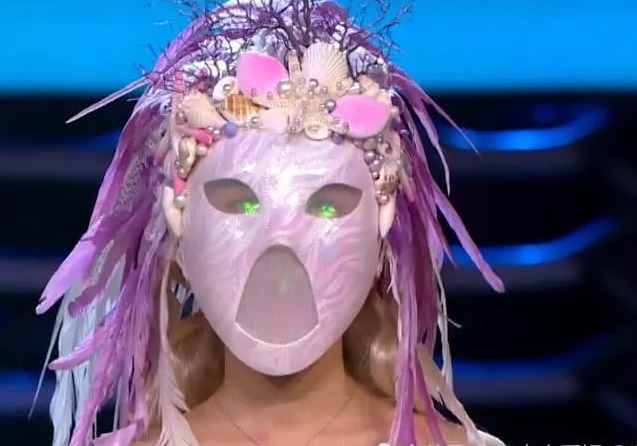 蒙面唱將|蒙面唱將迎來最大牌歌手,揭面之后猜評團(tuán)愣了,沒人敢點(diǎn)評