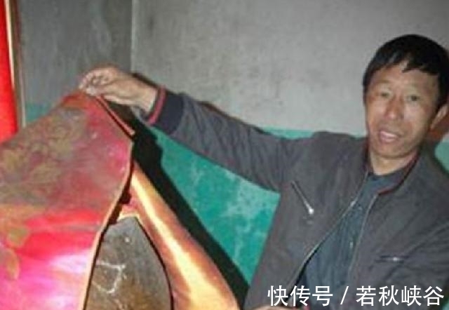 卧冰求鲤|父亲离世后，儿子把他的遗体塑为金身，供奉在家无人愿去串门