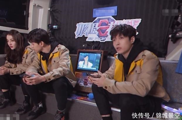 鄧倫 難怪熱巴上車后與鄧倫擠著坐,看到張藝興身邊空位放的啥,理解了