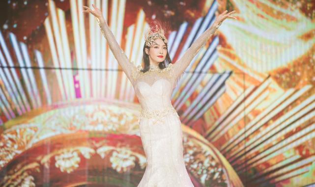 金鹰节颁奖晚会错误频出,刘涛念错词主持有点尬,赵丽颖走错舞台