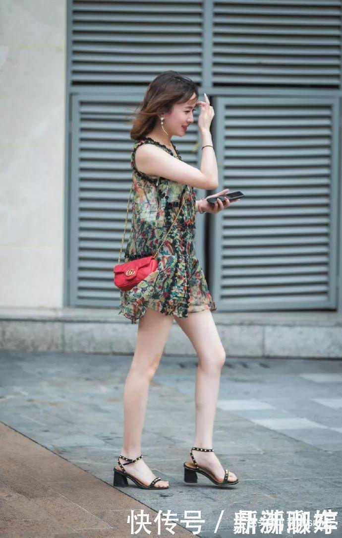 美女脚上一双个性的高跟凉鞋，让她看起来更加的有魅力