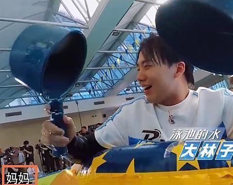 郭麒麟在水中被围住时,下意识喊出了一个“人名”,你都多大的人了