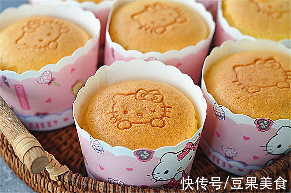 好吃的软萌软萌的古早纸杯蛋糕，是不是很有食欲呀