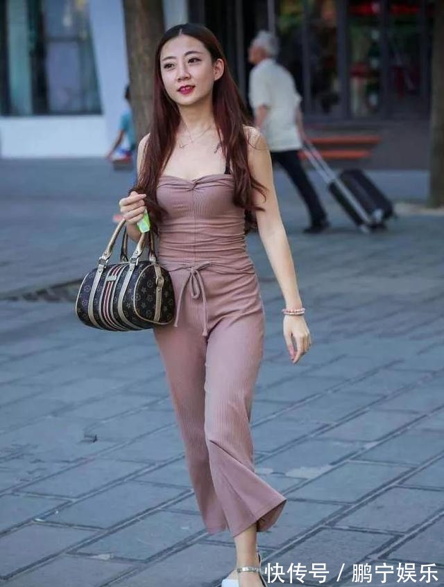 搭配 美女脚上搭配一双尖头的高跟鞋,凹出不同的造型,特别的时尚青春