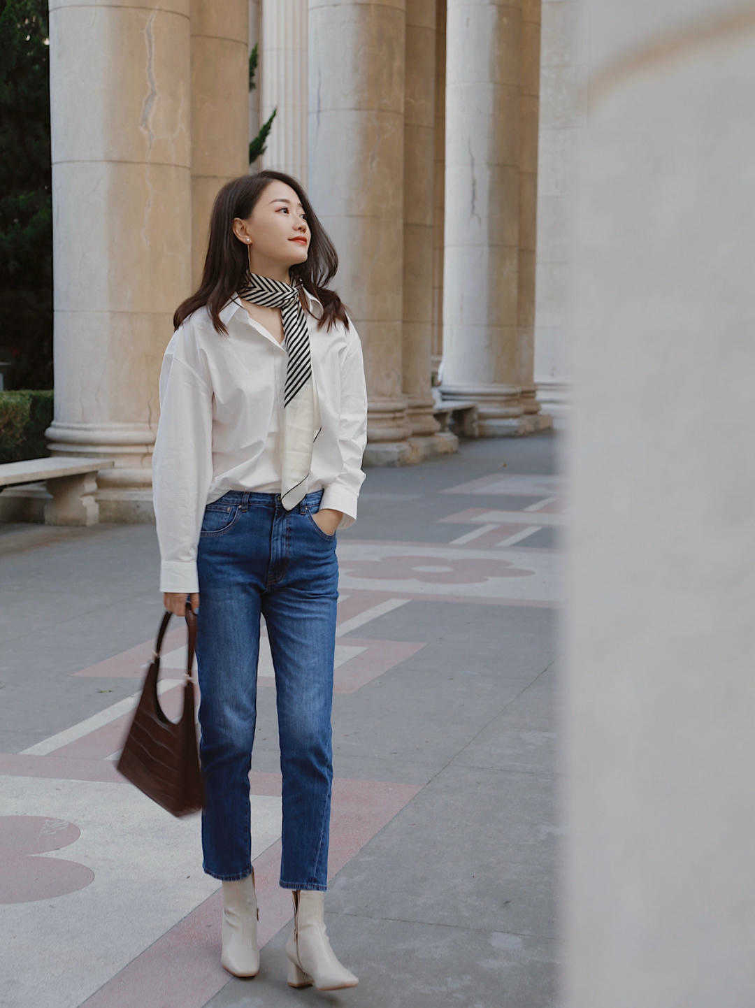 时尚博主|经典大气的初秋穿搭示范,衬衫搭配牛仔裤干练简约,洒脱时髦