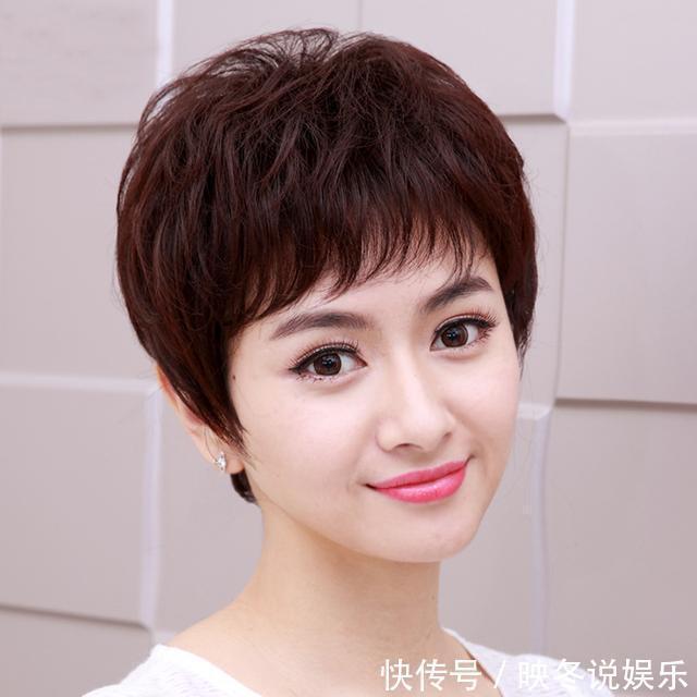 假发|四十多岁的女人别瞎烫头,搞不好太老气,这6款发型让你年轻十岁