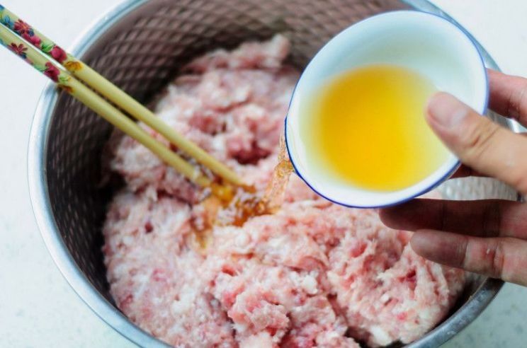 饺子馅怎么调？饺子馆老板教了我几招，记住顺序，一水一油不能少