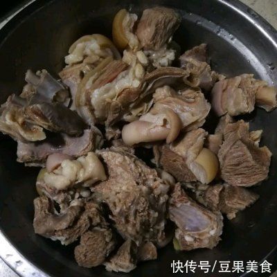 这道红烧羊排，一上桌就被哄抢一空