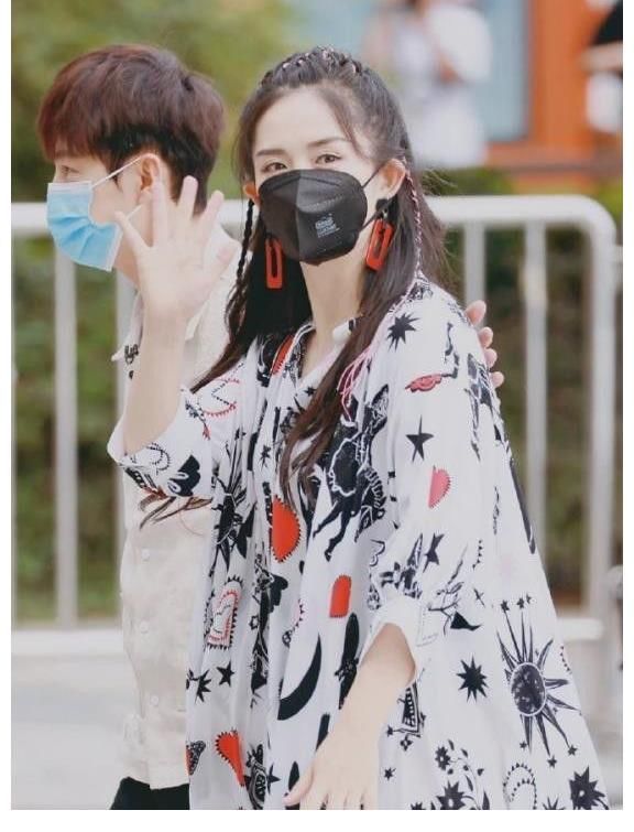 谢娜产子后首上综艺!穿短裙跳热舞身材没变化,何炅开车接她上班