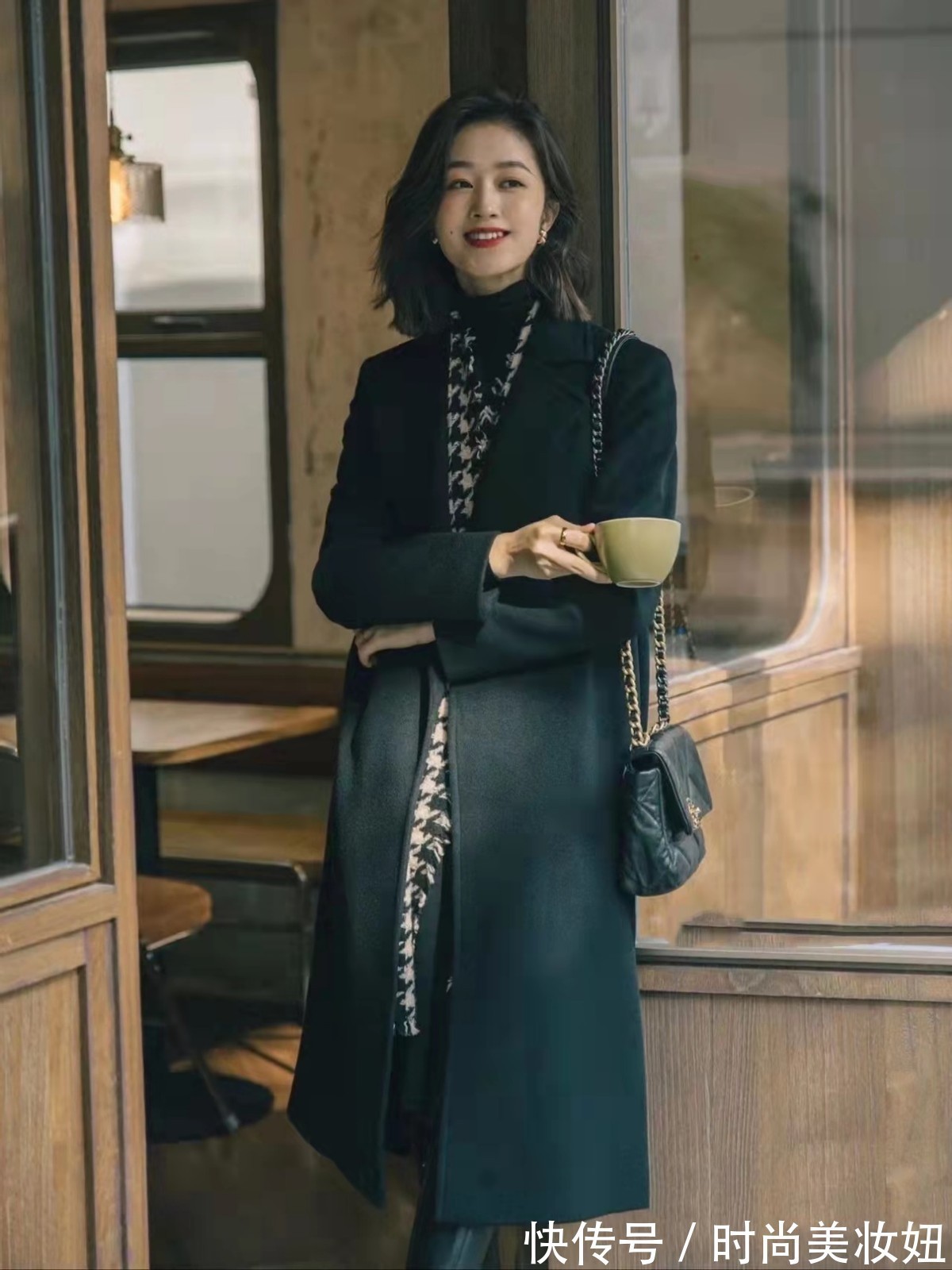 效仿 “黑色大衣”怎么穿才优雅高级?学会这4个小技巧,时髦显气质
