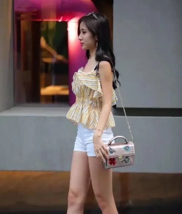 街拍：气质优雅的时尚辣妈，黑色的碎花长裙美丽大方，气质优雅不凡