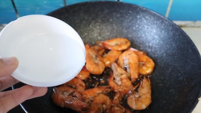 做油焖大虾,第一步常有人做错,味道不香,教您正确做法,好吃
