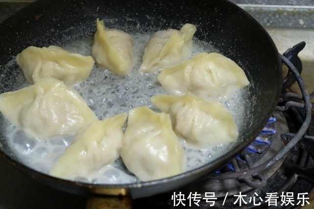 饺子别再煮了,试试这个做法,面粉水比例调配好,冰花又焦又脆!