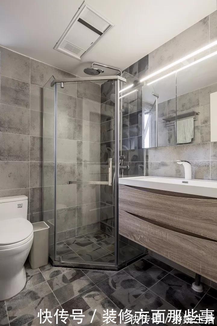 浴室柜|128平简约风,木色的浴室柜给卫生间增添一丝温度