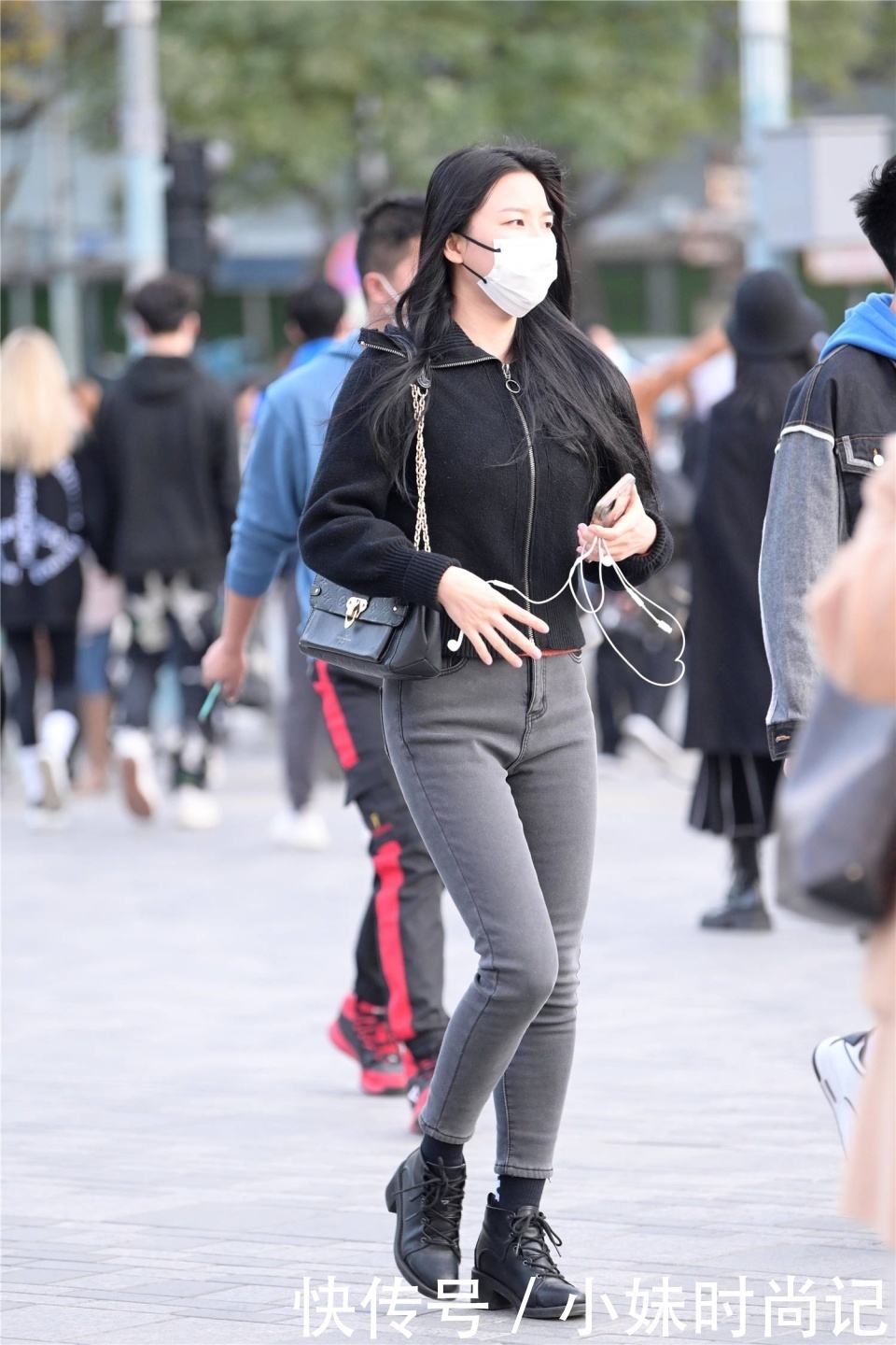 时髦|街拍:初冬时节搭配牛仔裤,保暖时髦还显高级