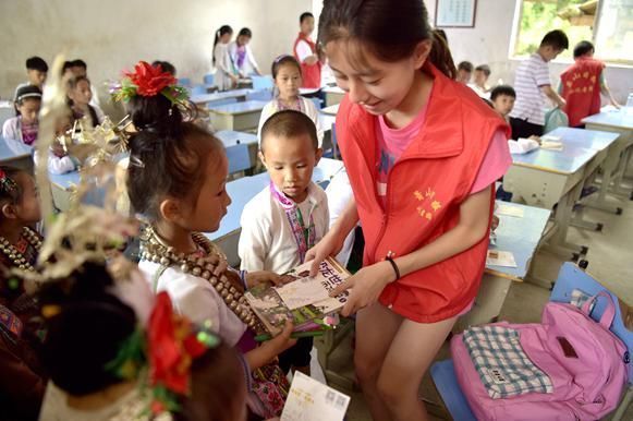 孩子们|幼儿园圣诞互换礼物，儿子用千元文具换回廉价纸人，宝妈：亏死