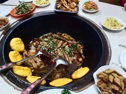 烧烤|蓟州九渔家盛世餐饮铁锅炖，炖水库鱼远近闻名，小烧烤还更胜一筹